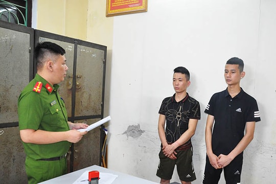 ​Hai nhân viên quán bia mua bán cần sa